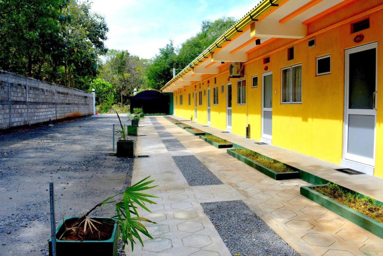 Sri Mayura Holiday Resort Kataragama Bagian luar foto