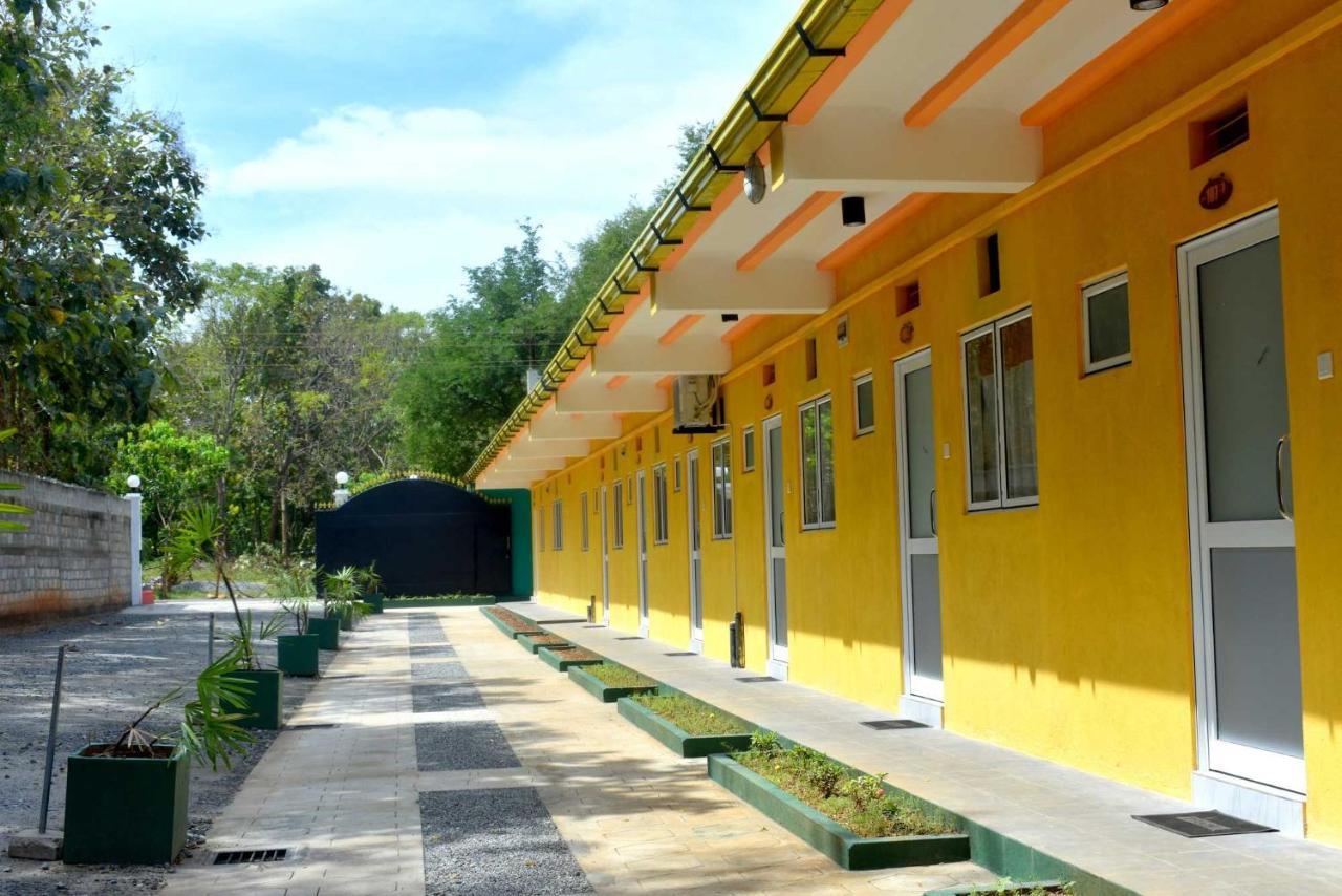 Sri Mayura Holiday Resort Kataragama Bagian luar foto