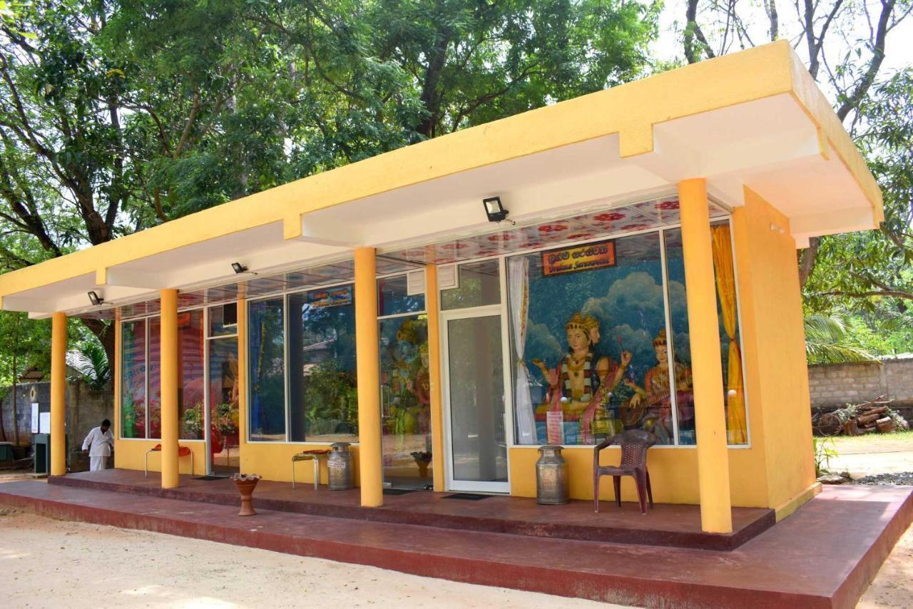 Sri Mayura Holiday Resort Kataragama Bagian luar foto