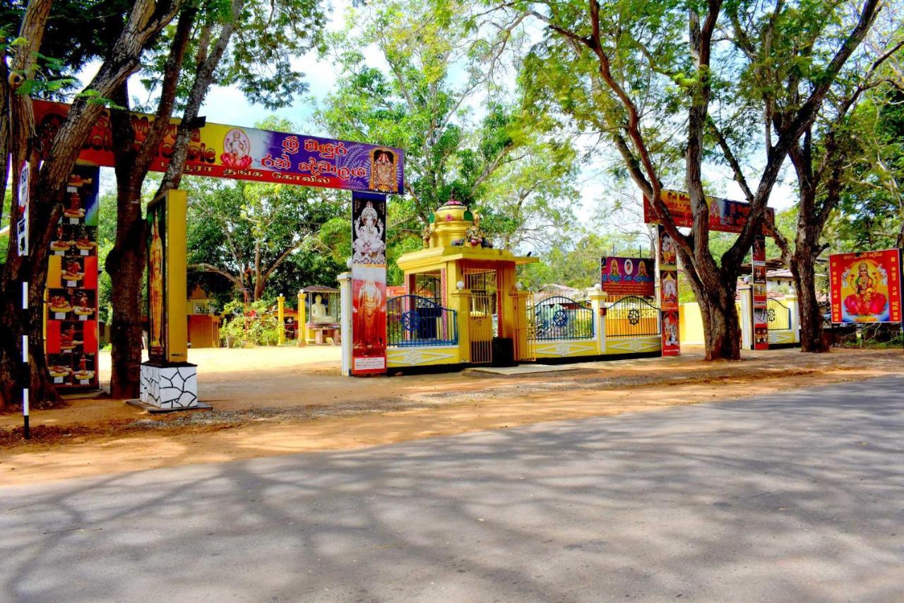 Sri Mayura Holiday Resort Kataragama Bagian luar foto