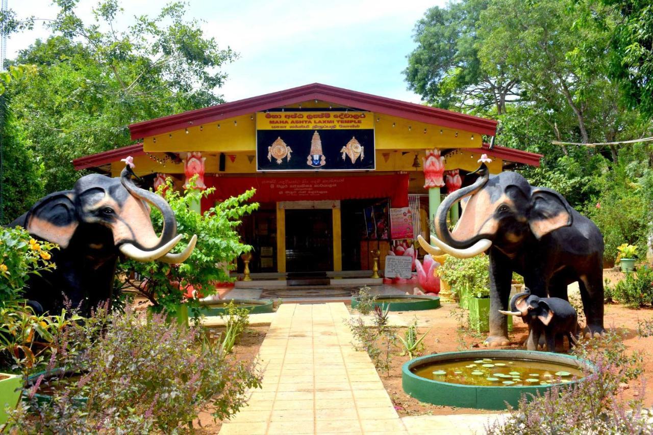 Sri Mayura Holiday Resort Kataragama Bagian luar foto